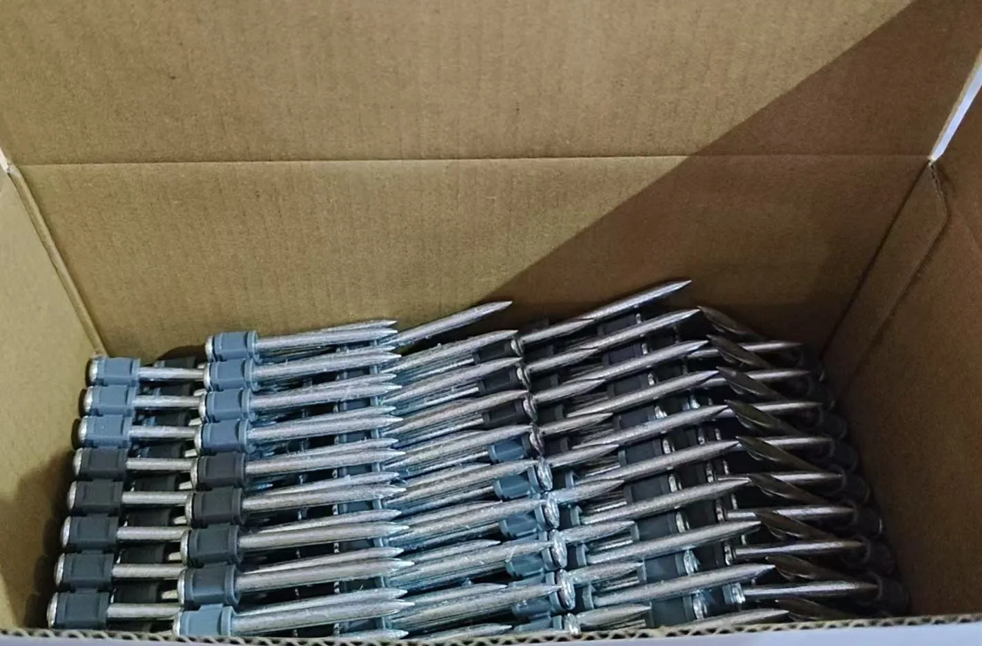 DX460 Plastic Collated Concrete Nails - Image 2